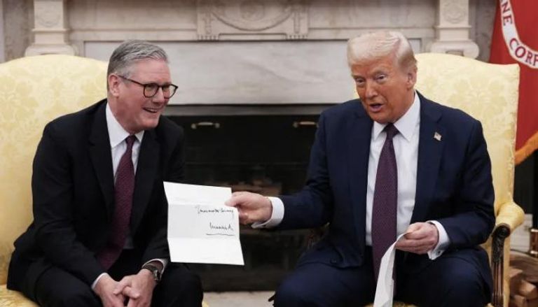 ترامب وستارمر في لقاء سابق