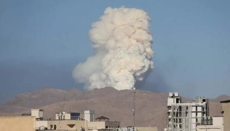 أعمدة دخان في إيران جراء غارة جوية - أرشيفية