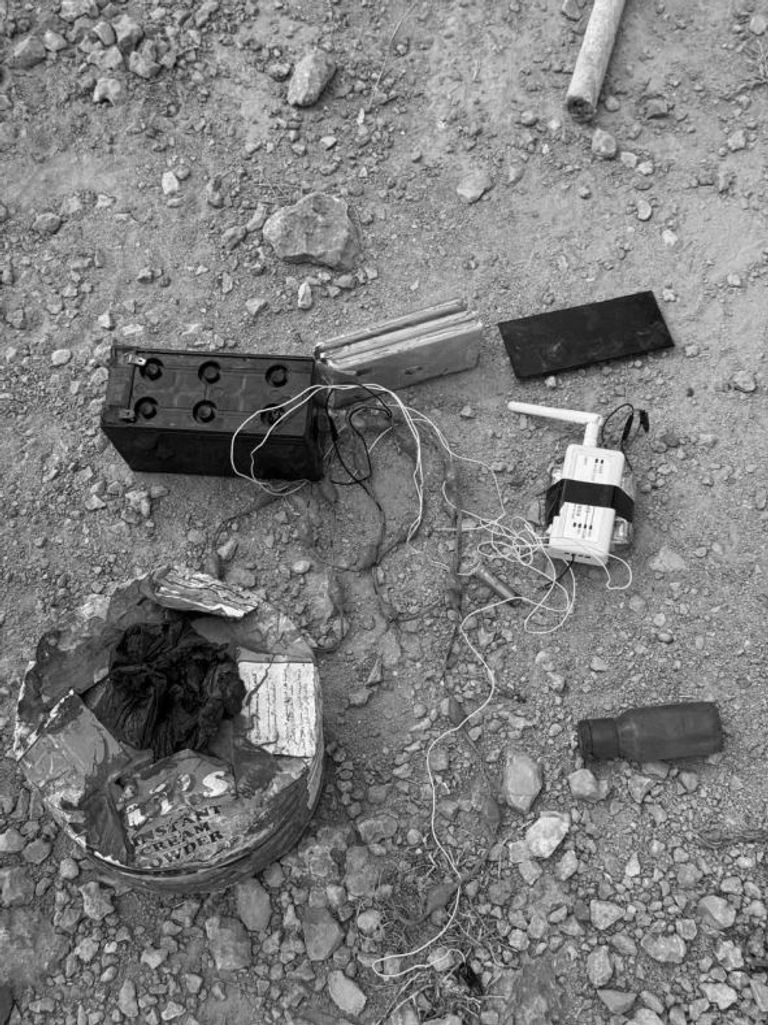 متفجرات عُثر عليها في مخبأ داعش بجبال علمسكاد (العين الإخبارية)