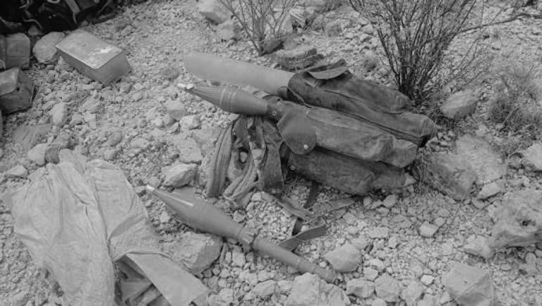 متفجرات عُثر عليها في مخبأ داعش بجبال علمسكاد (العين الإخبارية)