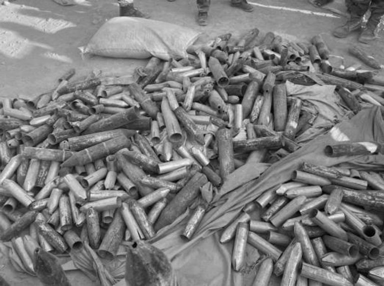 متفجرات عُثر عليها في مخبأ داعش بجبال علمسكاد (العين الإخبارية)