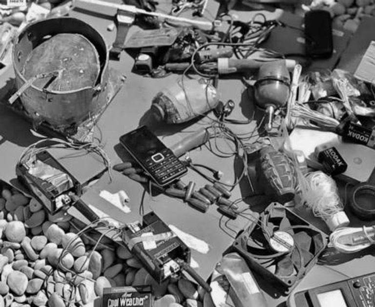 متفجرات عُثر عليها في مخبأ داعش بجبال علمسكاد (العين الإخبارية)