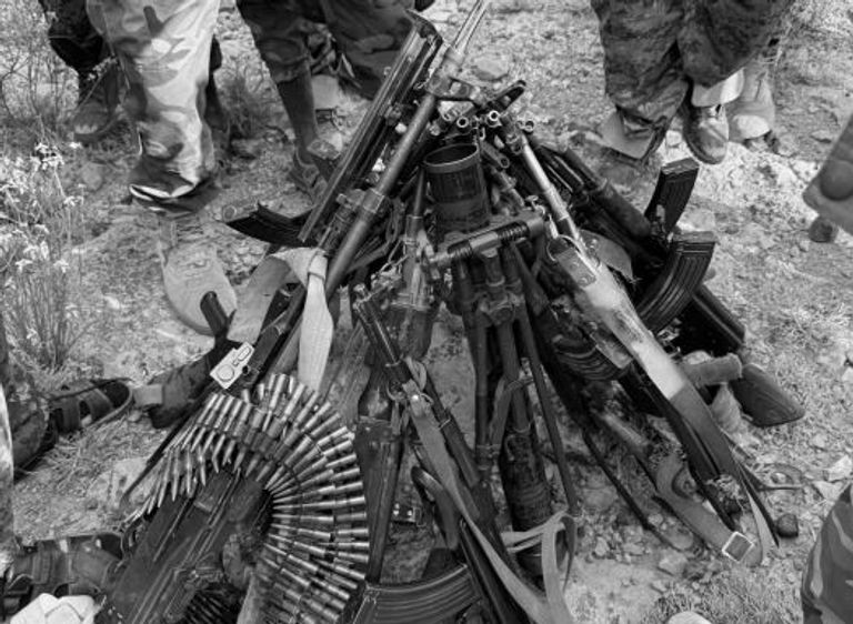 متفجرات عُثر عليها في مخبأ داعش بجبال علمسكاد (العين الإخبارية)