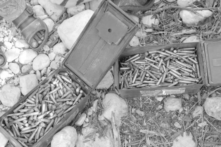 متفجرات عُثر عليها في مخبأ داعش بجبال علمسكاد (العين الإخبارية)