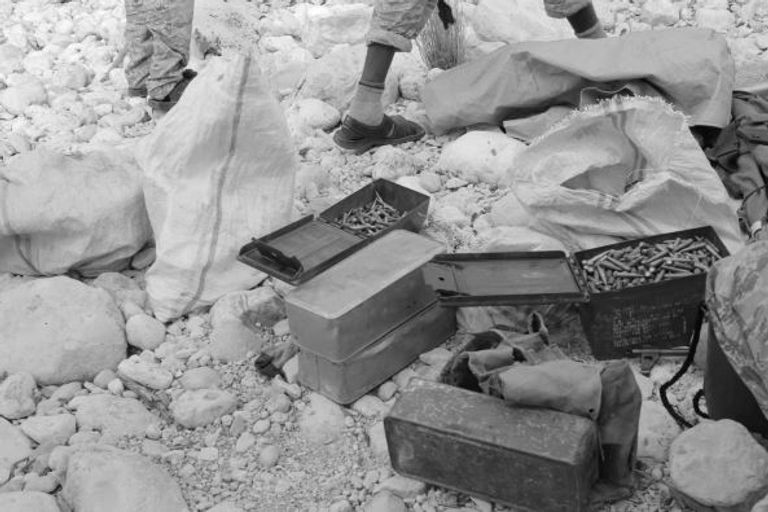 متفجرات عُثر عليها في مخبأ داعش بجبال علمسكاد (العين الإخبارية)