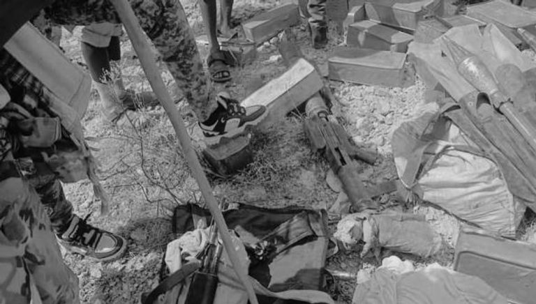 متفجرات عُثر عليها في مخبأ داعش بجبال علمسكاد (العين الإخبارية)