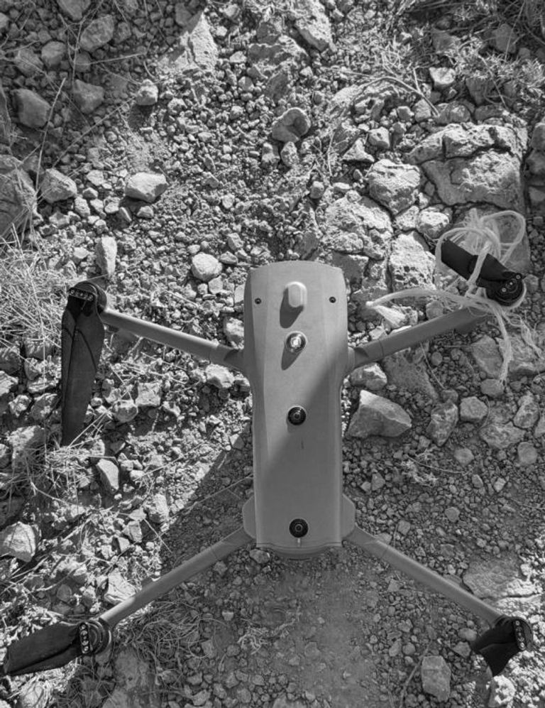 متفجرات عُثر عليها في مخبأ داعش بجبال علمسكاد (العين الإخبارية)