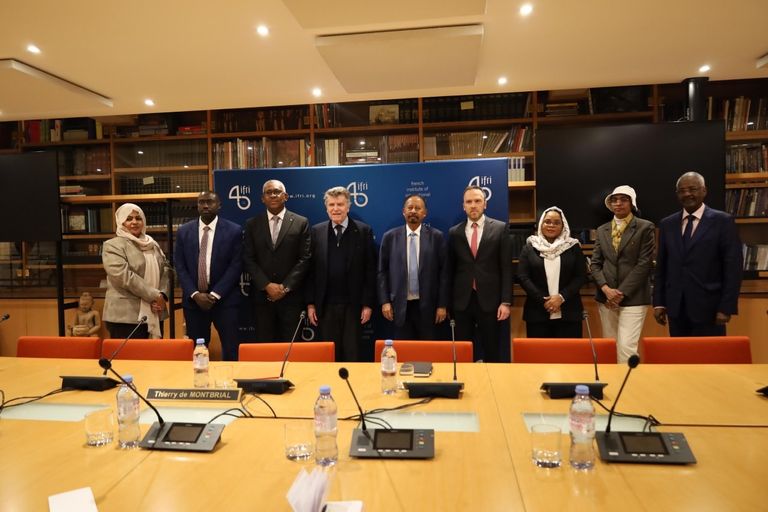 جانب من لقاء وفد «صمود» مع المركز الفرنسي للعلاقات الدولية في باريس