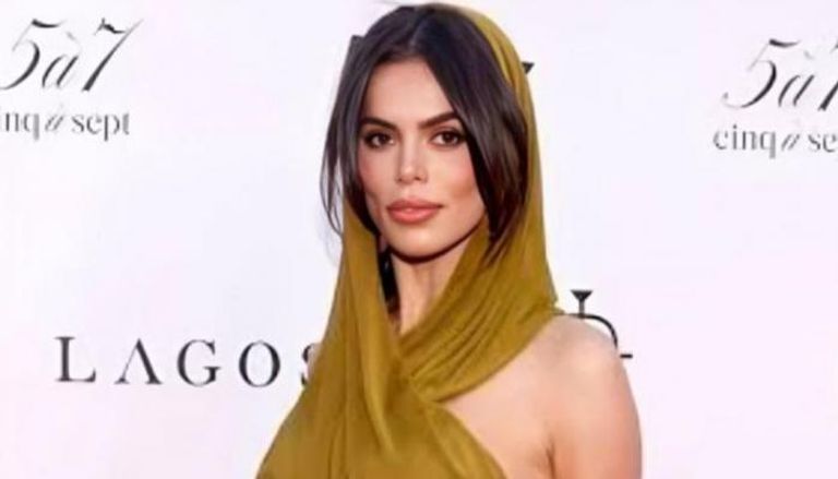 عارضة الأزياء بروكس نادر