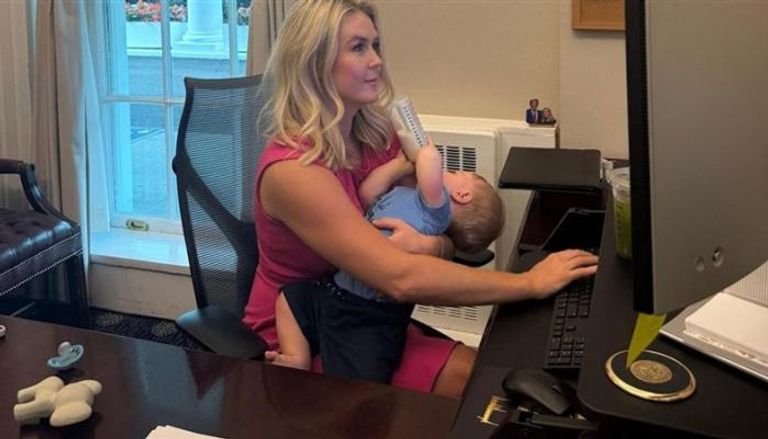 كورلين ليفيت تحمل طفلها الأول