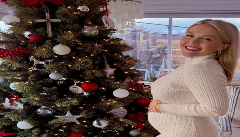 كورلين ليفيت تحمل طفلها الأول