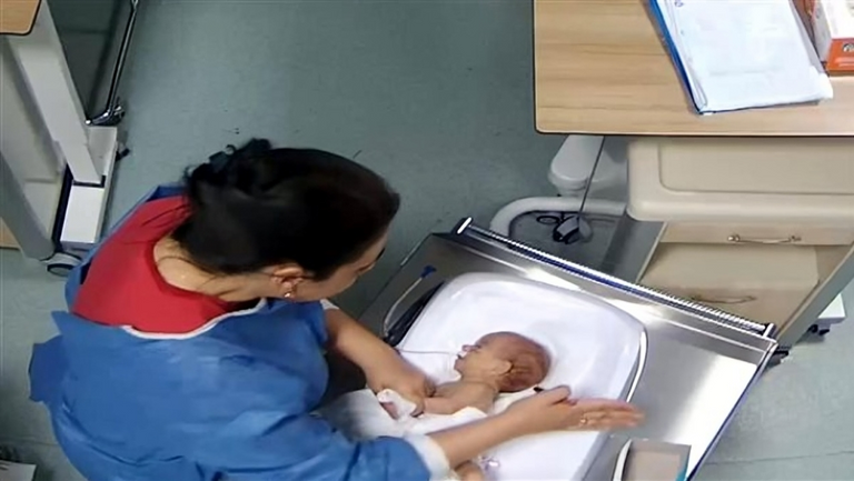 اعتداء ممرضة تركية على طفلة رضيعة اعتداء ممرضة تركية على طفلة رضيعة