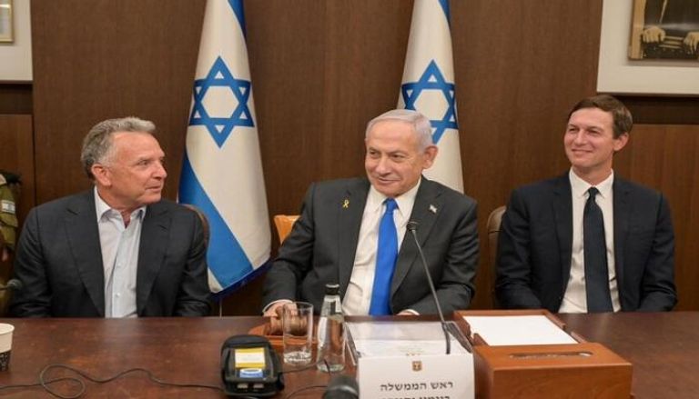 نتنياهو يتوسط ويتكوف (يسار) وكوشنر (يمين)