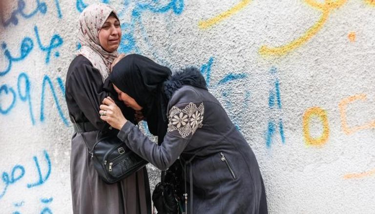 نساء يبكين بعد مقتل أربعة فلسطينيين بنيران إسرائيلية في غزة