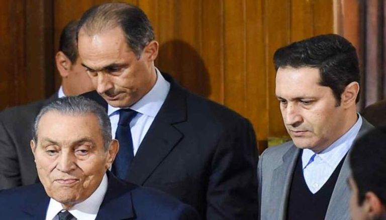 علاء وجمال خلف والدهما الراحل في جلسة محكمة- أرشيفية