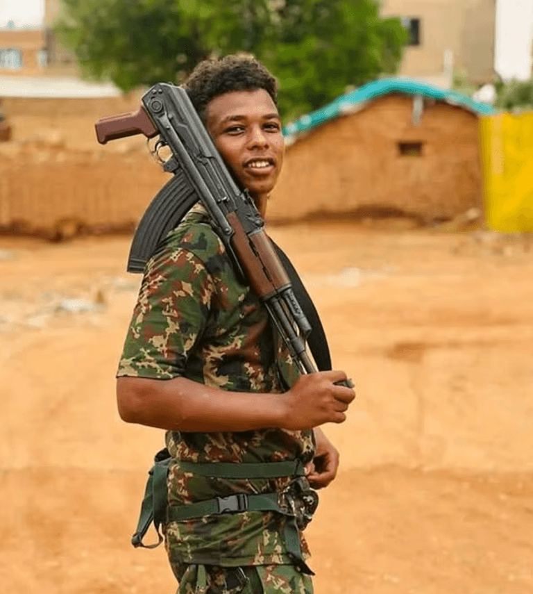 أطفال يجرهم الجيش للموت في ساحات الحرب- ديلي ميل