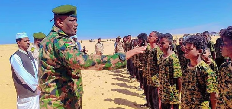 أطفال يجرهم الجيش للموت في ساحات الحرب- ديلي ميل