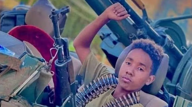 أطفال يجرهم الجيش للموت في ساحات الحرب- ديلي ميل