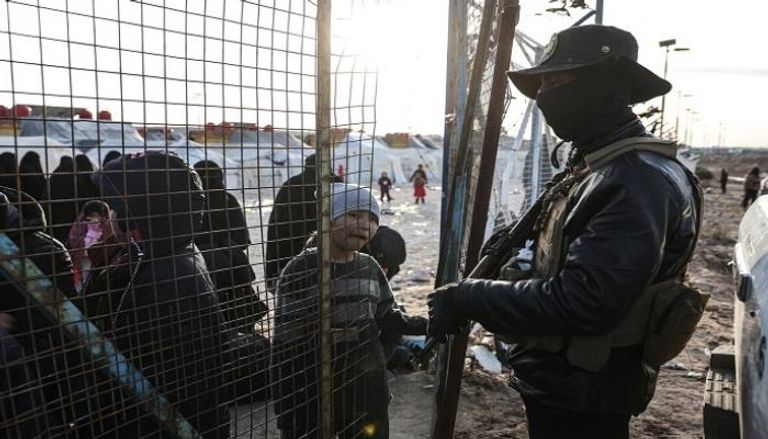 عنصر من قوات الأمن الداخلي أثناء حراسة مخيم الهول