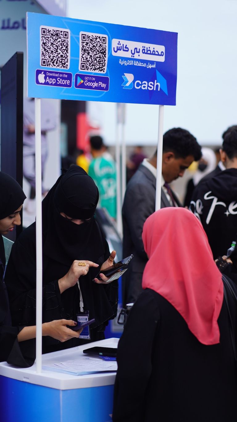 فعاليات معرض «سوق من غير كاش» في عدن