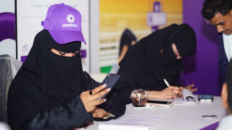 فعاليات معرض «سوق من غير كاش» في عدن