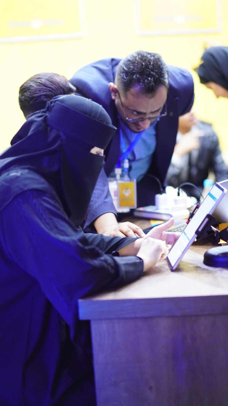 فعاليات معرض «سوق من غير كاش» في عدن