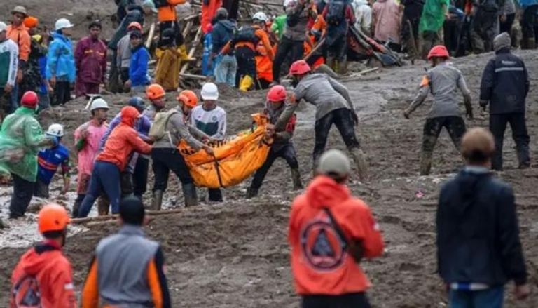 ارتفاع ضحايا انهيار التربة في إندونيسيا
