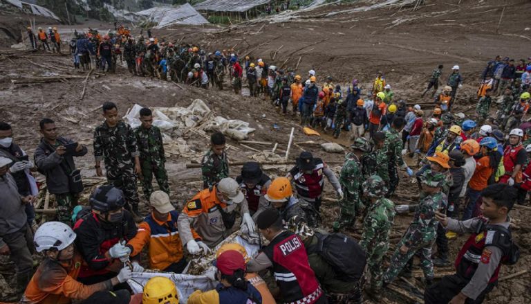 ارتفاع ضحايا انهيار التربة في إندونيسيا