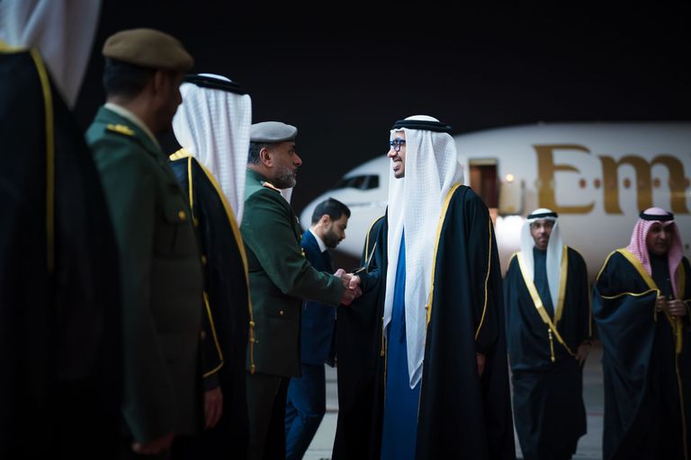 الشيخ عبدالله بن زايد آل نهيان يصل إلى الكويت