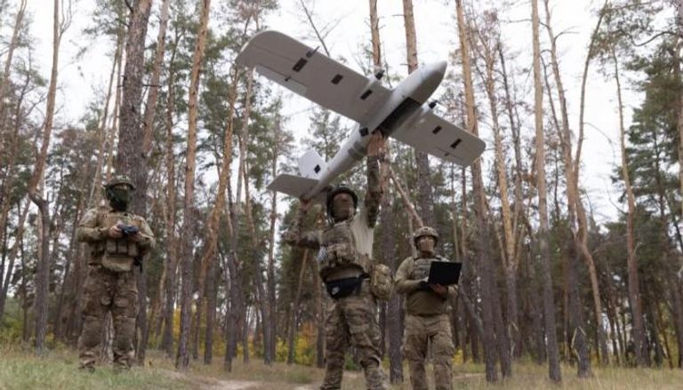 جنود أوكرانيون يطلقون مسيرة