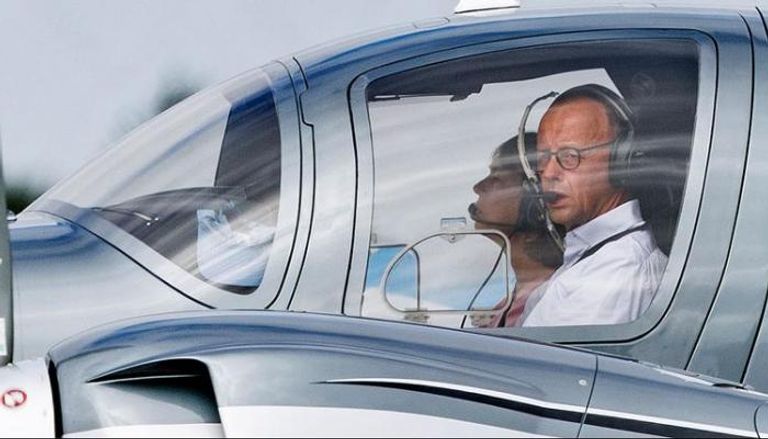 ميرتس داخل طائرته