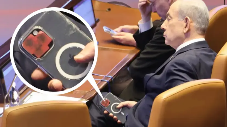 ملصقات على هاتف نتنياهو «متداولة»