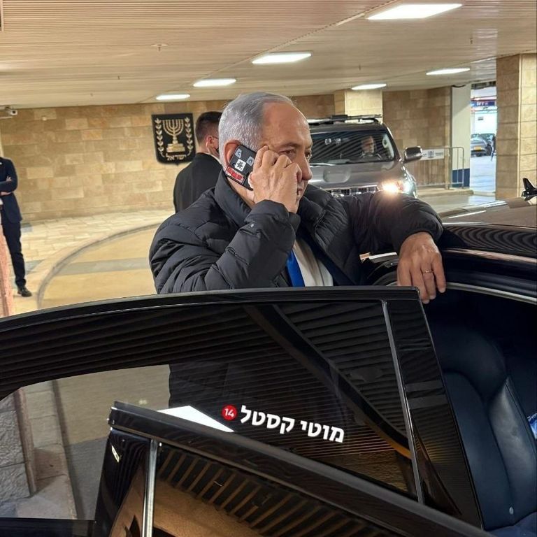 ملصقات على هاتف نتنياهو «متداولة»