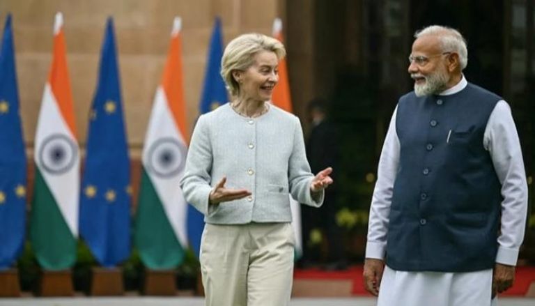 رئيسة المفوضية الأوروبية مع رئيس الوزراء الهندي