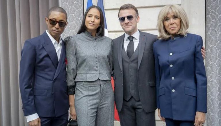 الرئيس الفرنسي يكرم الفنان العالمي فاريل ويليامز