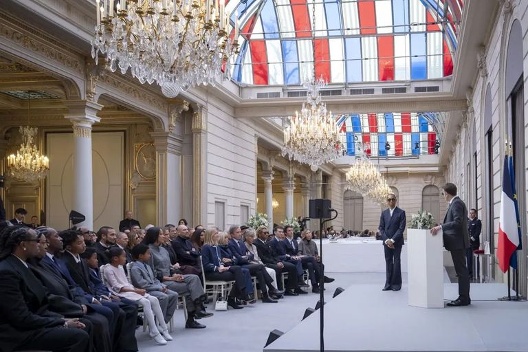 الرئيس الفرنسي يكرم الفنان العالمي فاريل ويليامز