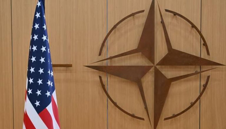 علم أمريكا وشعار حلف الناتو "بوليتيكو"