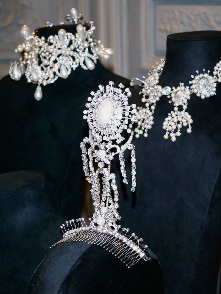 دانيال روزبيري يعيد ابتكار مجوهرات اللوفر المسروقة