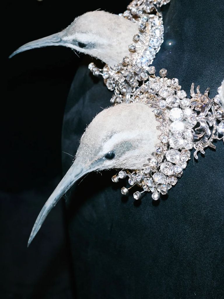 دانيال روزبيري يعيد ابتكار مجوهرات اللوفر المسروقة