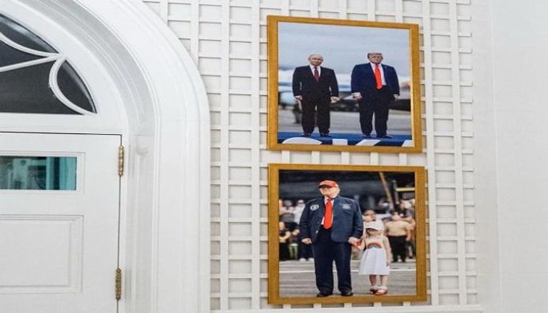 صورة ترامب وبوتين في الردهة التي تربط الجناح الغربي بمقر إقامة الرئيس
