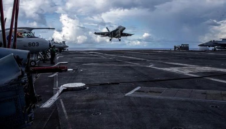 مقاتلة تستعد للهبوط على سطح حاملة طائرات أمريكية