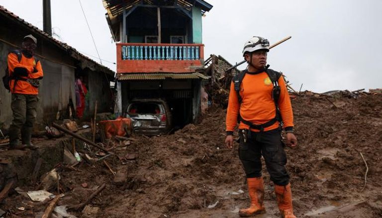 ارتفاع عدد قتلى الانهيار الأرضي في إندونيسيا