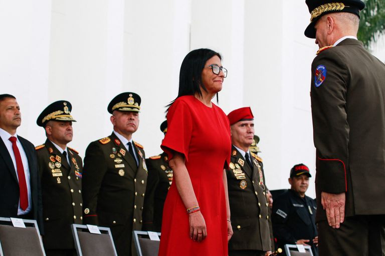 ديلسي رودريغيز تتوسط قادة الجيش والشرطة 