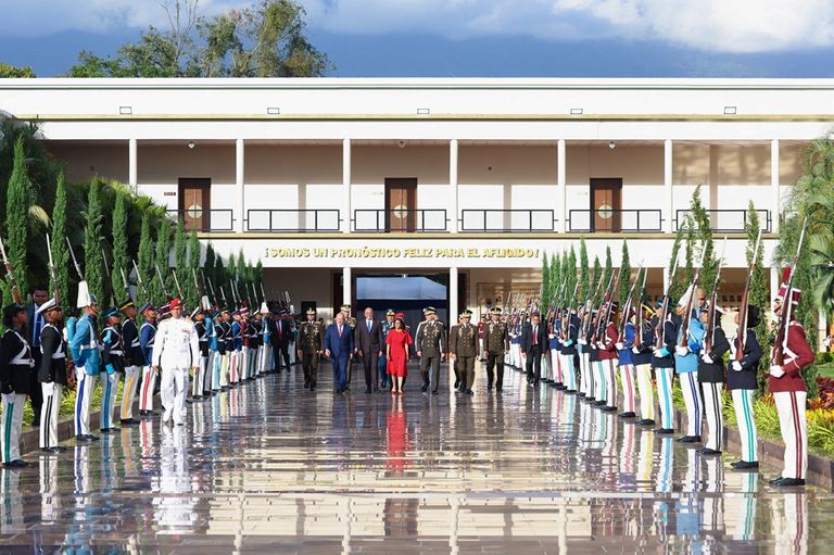 ديلسي رودريغيز تتوسط قادة الجيش والشرطة 