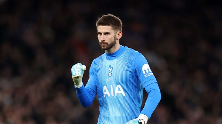 الإيطالي غولييلمو فيكاريو هاري كين وميشيل أوليس