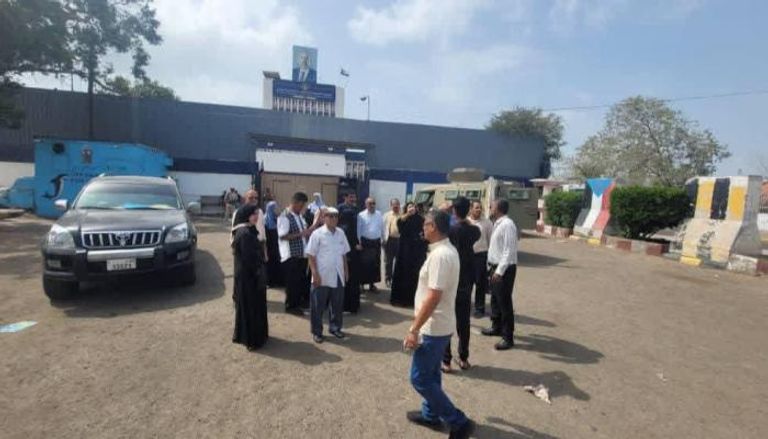 مسؤولون في المجلس الانتقالي أمام مقر الجمعية العمومية في عدن