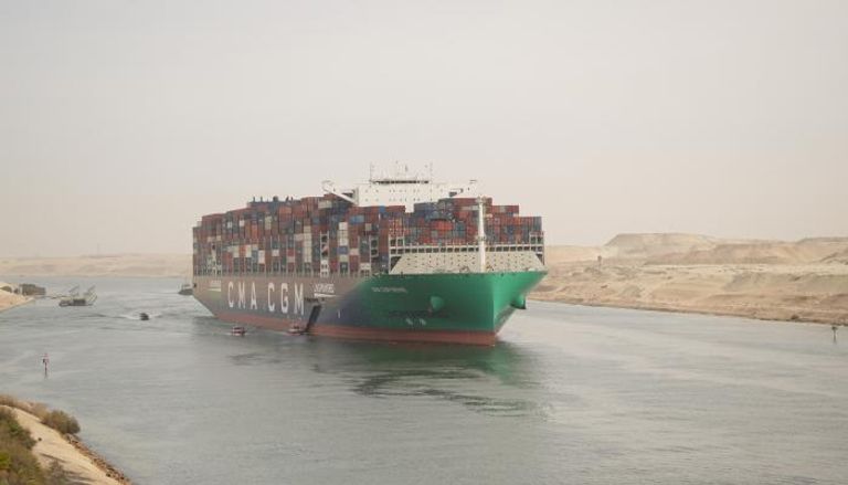 سفينة بضائع في قناة السويس 