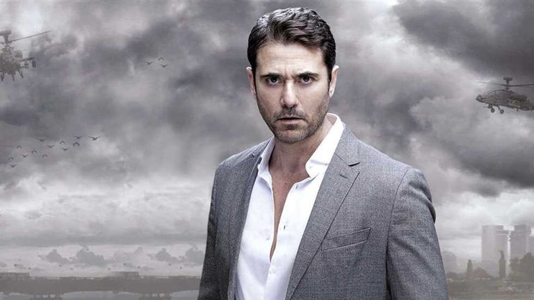 الفنان أحمد عز