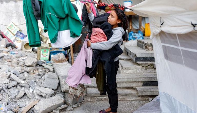 فتاة في مخيم للنازحين بغزة