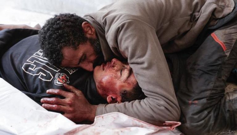 فلسطيني يودع أحد أفراد عائلته الذي قُتل بنيران إسرائيلية في غزة